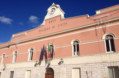 Corato, senza soldi e lavoro
coniugi devastano uffici comunali