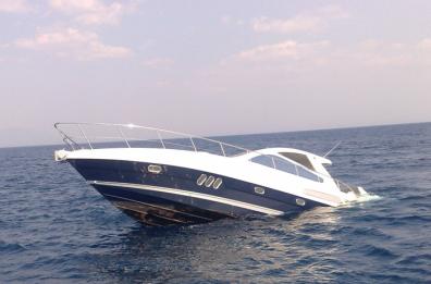 Trafficanti «sfigati»: la barca
naufraga e vengono arrestati