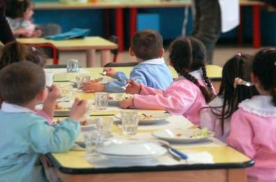 Rivello, cibi scadenti a mensa
Bambini a scuola col panino