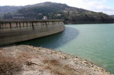 Pertusillo, macchia sospetta
Aqp e Arpab: «E' tutto ok»