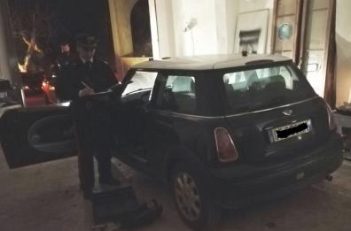 Adelfia, scoperto
deposito di auto rubate