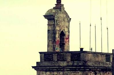 Carovigno, vandali imbrattano
l'antica torre dell'orologio