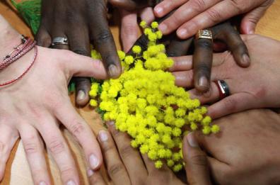 8 marzo, gli studenti in piazza a Bari per i diritti delle donne: «Non vogliamo mimose, ma pane, pace e rose»