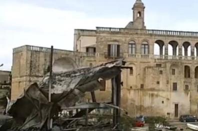 Polignano, rogo distrugge
nota osteria sul molo