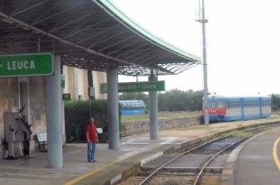 Gagliano, treno Sud Est finisce
contro un palo: disagi e proteste