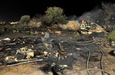 Bari, fiamme in un campo rom al rione Japigia: solo tanta paura