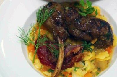 Tajine di zuppa di cicerchia con involtini di costolette di agnello al vincotto, con «pampasciuni» e cacio ricotta, capocollo di Martina Franca rosolato