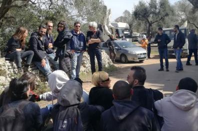 Tap, al via espianto ulivi 
manifestanti bloccano strada