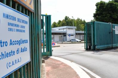 Bari, 100 migranti eritrei trasferiti dalla Sicilia al Cara di Palese  