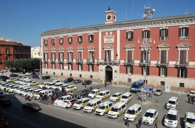 Bari, la protesta dei taxi
contro Ncc ed «abusivi»