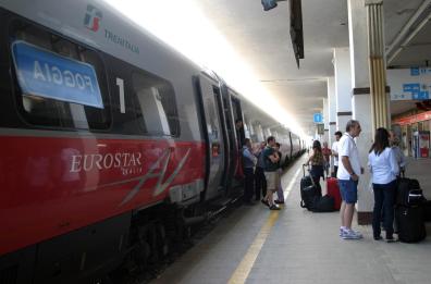 Foggia, colta da infarto sui binari della stazione: 65enne salvata dalla Polfer 
