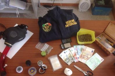 Brindisi, in cella spacciatore
in casa droga e maschera antigas