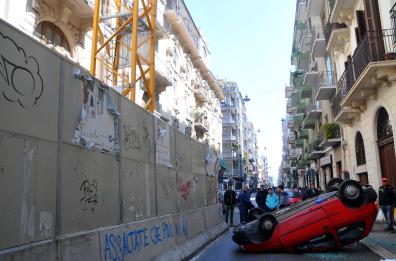 Bari, non vede il cantiere e si ribalta con l'auto: ferita donna