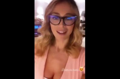 Diletta Leotta sexy tra i fornelli prepara la sua crostata