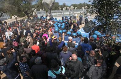 Tap, Polizia carica manifestanti
 Coinvolti due consiglieri regionali
