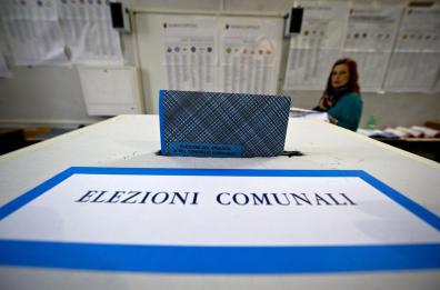 Manifesto elettorale troppo osé: polemiche nel Tarantino
