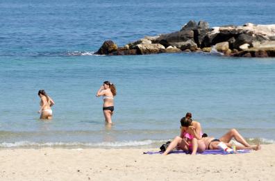 Bari, c'è chi fa ancora il bagno a ottobre: previsti 30 gradi ma sono in arrivo 4 giorni di brutto tempo