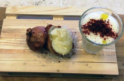 Cappuccino di baccalà e cipolla farcita