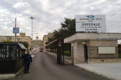 Galatina, ubriaco prende a calci e pugni tre medici al pronto soccorso: arrestato 35enne