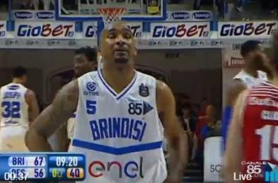 Sconfitta amara
Brindisi si fa riprendere
dal Pesaro 93-94