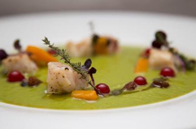 Crema di piselli con cernia scottata