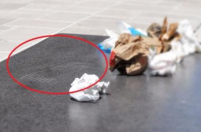Bari, graffitaro e sporcaccione «saluta» la nuova via Sparano
