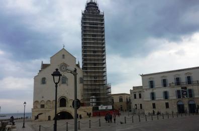 Trani, campanile ingabbiato
la città perde
per un po' il suo simbolo