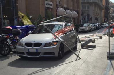 Bari, cede ponteggio e finisce su un'auto all'angolo di via Sparano