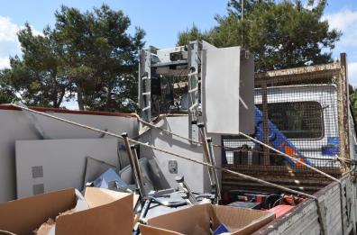 Martano, fanno saltare
bancomat:via con 50mila euro