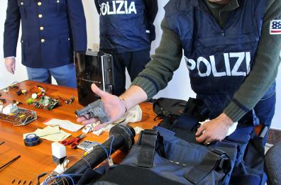 Armi, droga, giubbotti antiproiettile
e telecamerine  nei feudi dei clan