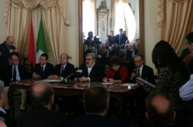 Video: Emiliano firma l'accordo
per salvare i 120 ex Isolaverde
