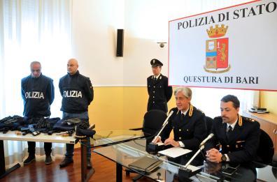Armati e pronti a sparare: tre arresti a Bari
