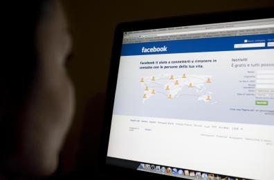 Pubblicò su Fb video del marito
con l'amante. «E' diffamazione»
