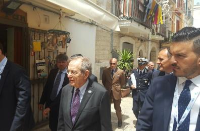 Il ministro Padoan in giro per Bari vecchia