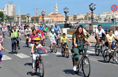 Bimbimbici, a Bari sfilano
a centinaia per «Supereroi»