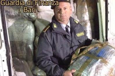 Bisceglie, trafficanti di droga
si buttano dalla finestra: feriti