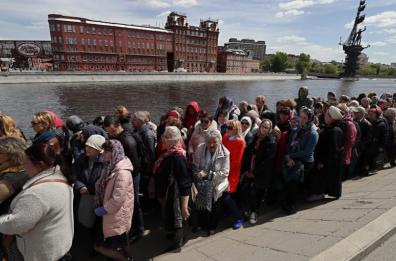 Russia, San Nicola a Mosca
coda da 1,5 km
per vedere la reliquia