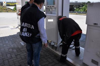 Truffa alla colonnina, Gdf
smaschera 45 benzinai