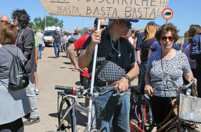 Due cortei per dire «no» alla discarica Burgesi