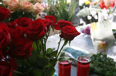 Bari, domani tombe adornate al cimitero con fiori destinati alla distruzione   