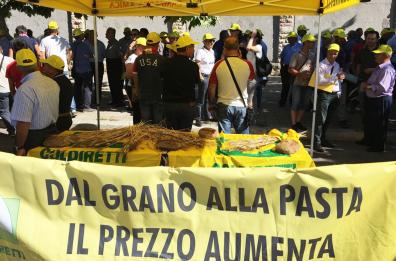 Porto di Bari, picchetti
contro il grano canadese
