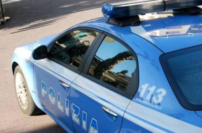 Bari, prende la pistola e spara contro la porta di casa: voleva convincere la moglie a farlo rientrare. Fermato al San Paolo