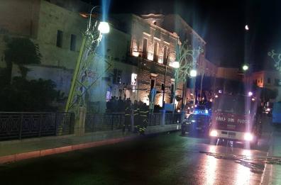 Polignano, palo luminarie
cade nella notte dal ponte