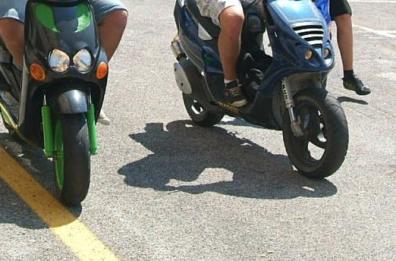 «Mi hai urtato con l'auto»
Bari, tentano la truffa 
ad anziano: tre arresti 