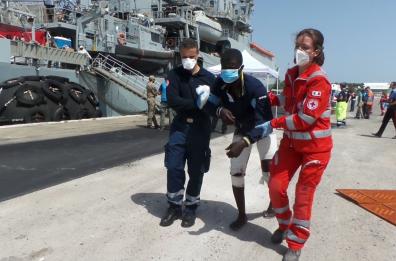 In 400 sbarcano a Brindisi
tanti ustionati, almeno 60 dispersi