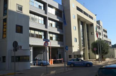 Brindisi, applausi per baby rapinatori fuori da Questura, il sindaco: «Inaccettabile»