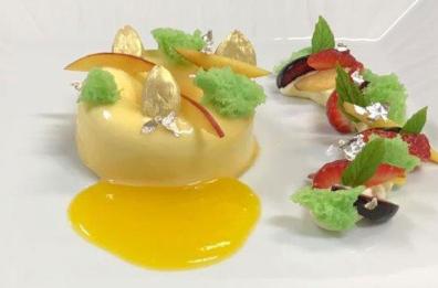 Bavarese al latte di mandorla con cuore e salsa alle pesche