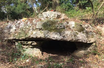 Tra rovi e rifiuti
affiora il dolmen
«dimenticato»