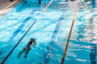 Lucera, figlio disabile escluso da corso di nuoto a scuola: mamma denuncia