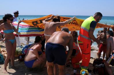 Lido Marini, uomo muore in mare colpito da malore